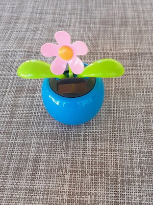 Solar flower pot toy new that moves leaves and petals