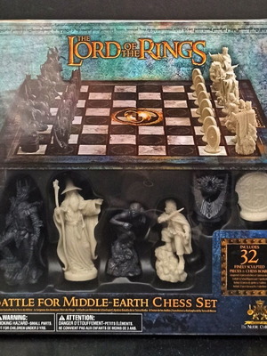 Lord of the Rings Battle for Middle Earth Chess Set new