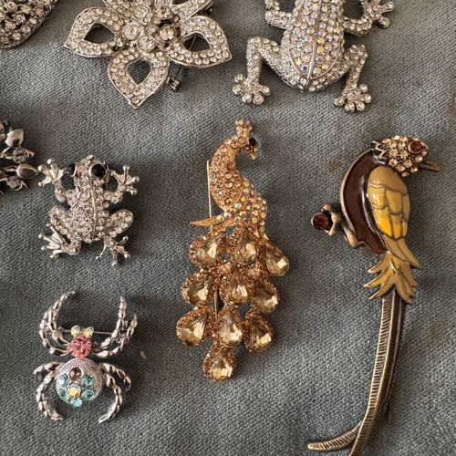Vintage pins set of 14 like new, gold and silver colors