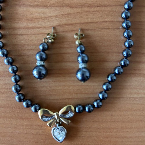 Necklace set with pearls and matching earrings like new, gray
