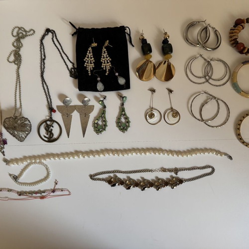 Women's assorted bijoux used