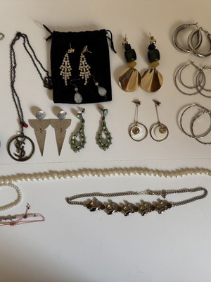 Women's assorted bijoux used