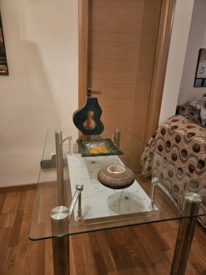 Γυάλινη τραπεζαρία σαν καινούργια με μεταλλικά πόδια και διακοσμητικό ράφι