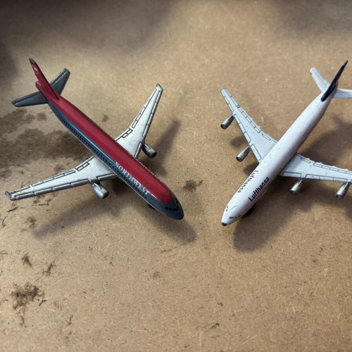 Iron airplanes used, small scale, pack of 2