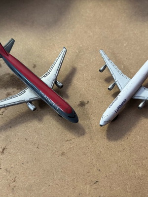Iron airplanes used, small scale, pack of 2