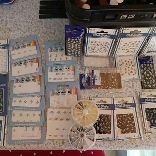 Nail tip set 24 pieces with nail art decorations and rhinestone wheels