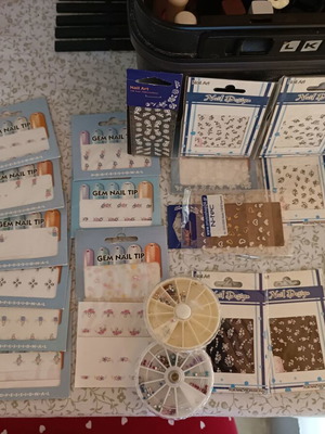 Nail tip set 24 pieces with nail art decorations and rhinestone wheels