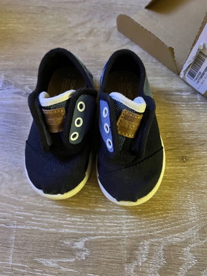 Toms kids shoe blue with navy size 21 new