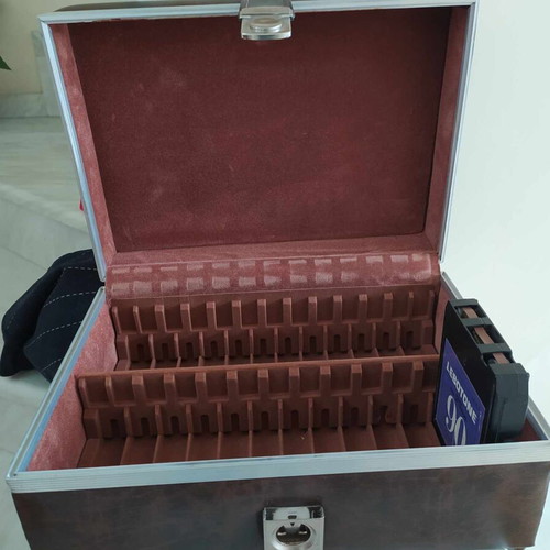 8 Track Cassette Case like new, leather, capacity 24 cassettes