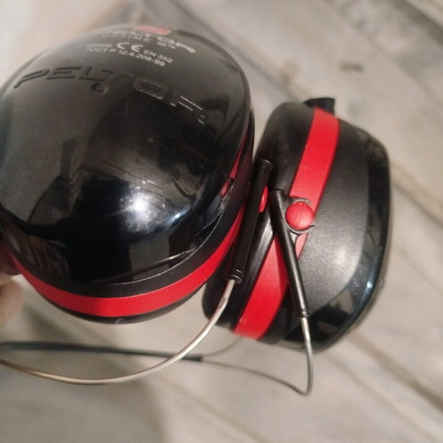 3M Ear Muffs new with excellent sound insulation