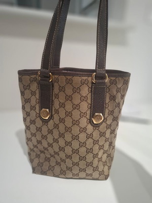 Gucci shoulder bag used, beige fabric with GG pattern and brown leather handles