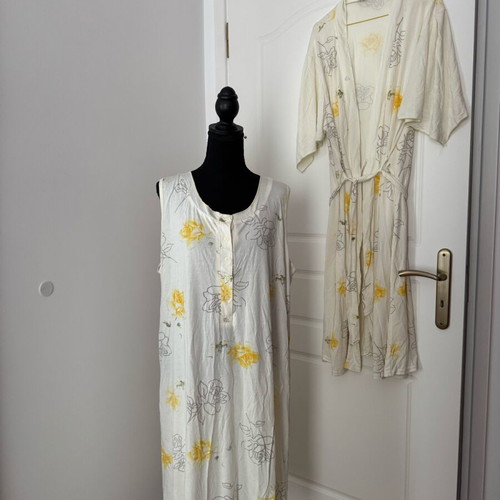 Nightgown and robe set XXL like new, beige with yellow flowers