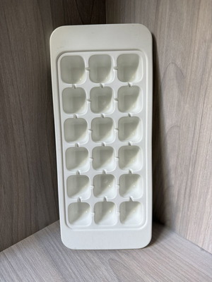 Ice cube tray from Pitsos fridge