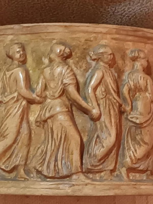 Πυξίδα κυλινδρική από terracotta με αναπαράσταση χορού σαν καινούργια
