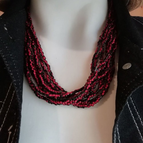 Boho style bronze necklace with small resin beads in burgundy and black