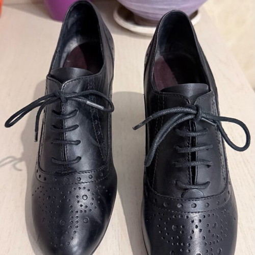 Tamaris leather oxford shoes like new, black size 39 with heel