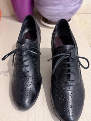 Tamaris leather oxford shoes like new, black size 39 with heel