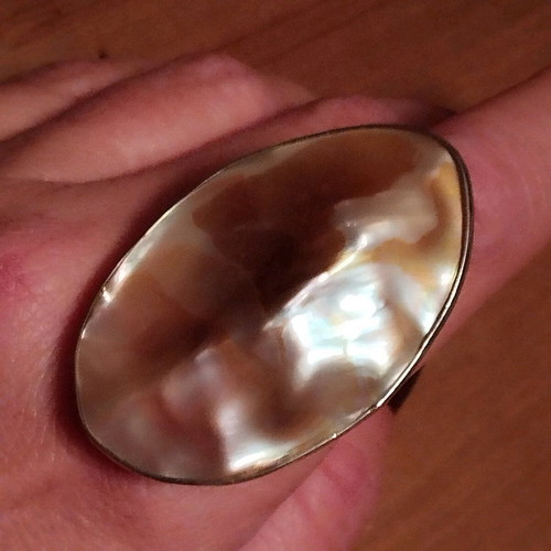 Adjustable ring like shell in excellent condition, white and beige
