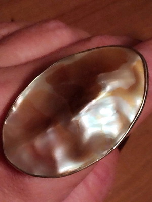 Adjustable ring like shell in excellent condition, white and beige