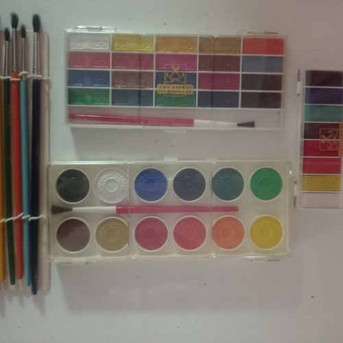 Watercolors and brushes new, 3 sets and 6 brushes