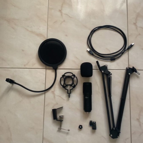 Microphone like new for gaming, streaming, chatting, dubbing