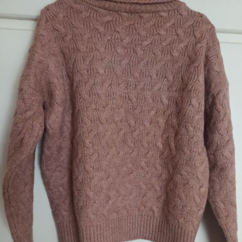 Pink salmon turtleneck sweater like new, one size with cable knit pattern