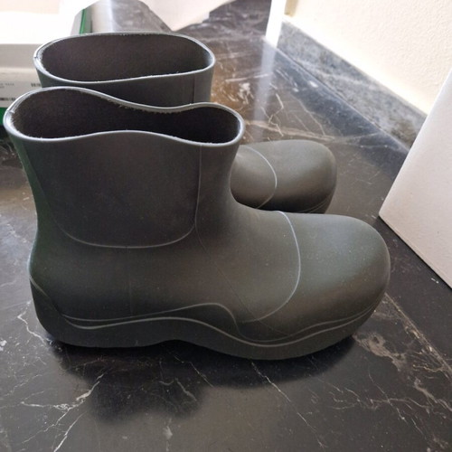 Bottega Veneta rubber puddle boots like new, size 42, black