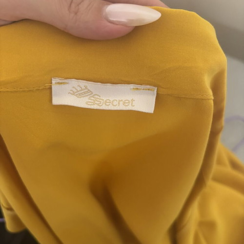 Cropped Shirt Secret one size like new, front tie collar