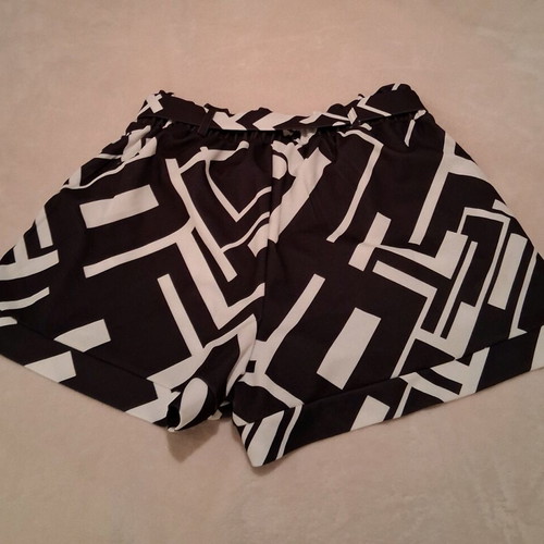 Shorts wide new with belt, size Medium, black and white