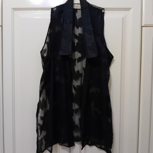 Women's sleeveless black shirt with floral pattern like new, one size
