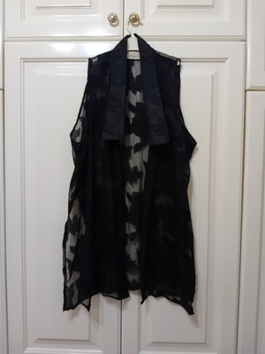 Women's sleeveless black shirt with floral pattern like new, one size