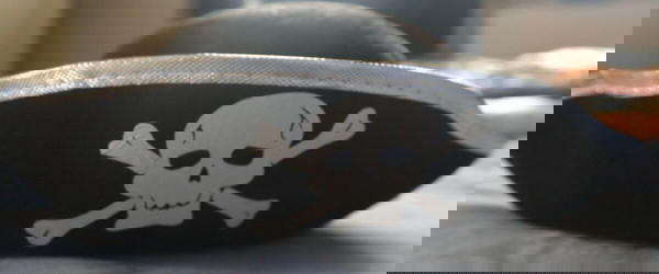 ΑΠΟΚΡΙΑΤΙΚΟ ΠΕΙΡΑΤΙΚΟ ΚΑΠΕΛΟ