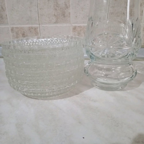 Dessert plates set of 6 and vase in excellent condition