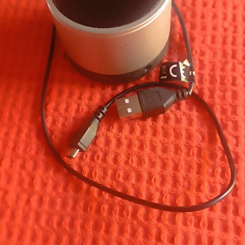 Bluetooth portable speaker like new, bass reflex
