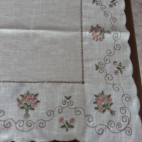 Square table linen with pink flowers new condition 86x86 cm