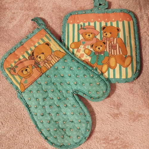 Oven glove and pot holder set like new with vintage teddy bear design
