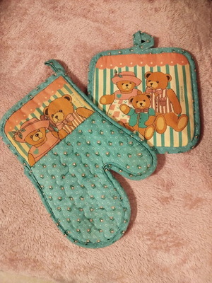 Oven glove and pot holder set like new with vintage teddy bear design