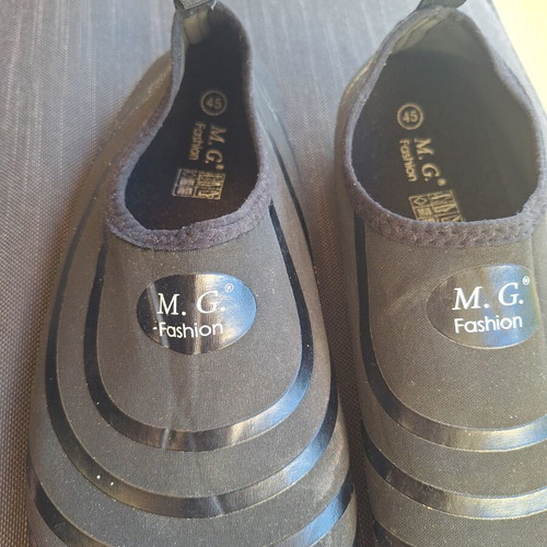 Black water shoes size 45, like new, sock style