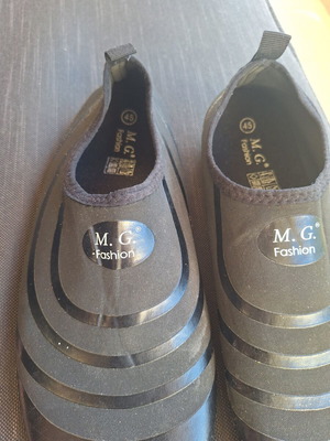 Black water shoes size 45, like new, sock style