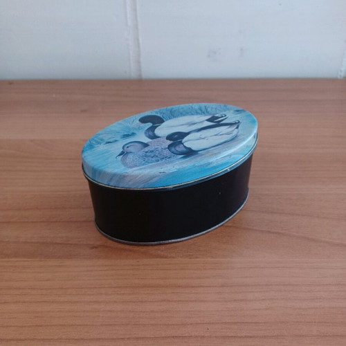 Metal oval vintage box with duck design used