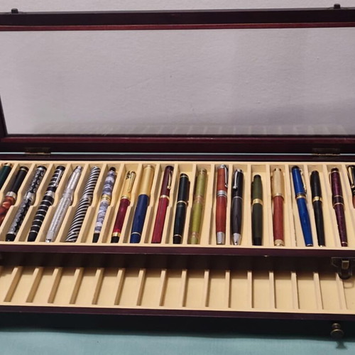 DeAgostini pen collection of 21 like new with case