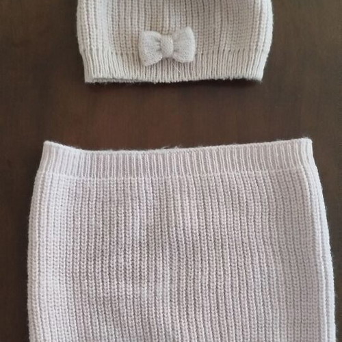 Children's girls set hat and neck warmer 4-8 years like new