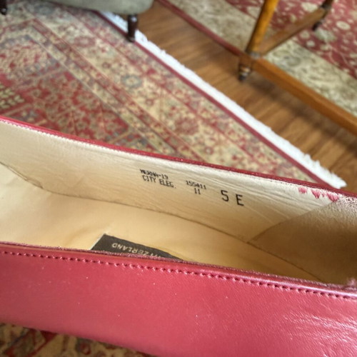 Bally leather pumps new, size 38, burgundy with gold detail