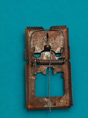 Stamped iron mousetrap 1960s-1970s used, rustic style