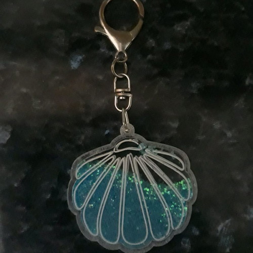 Shell keychain used with moving blue rhinestones