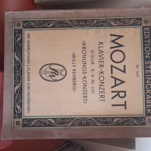 Mozart Klavier-Konzert C-Dur sheet music used, careful with pages