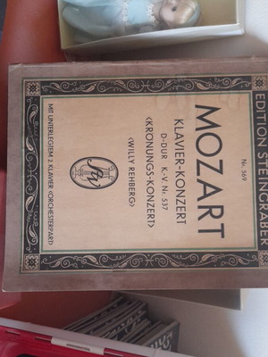 Mozart Klavier-Konzert C-Dur sheet music used, careful with pages