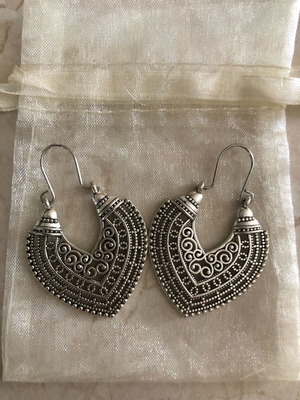 Boho metal earrings like new in silver color