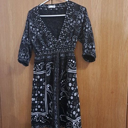 Midi dress with 3/4 sleeves and V neckline, paisley and floral pattern, size Medium, XOYE Basic