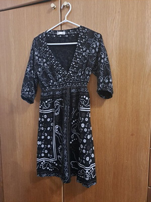 Midi dress with 3/4 sleeves and V neckline, paisley and floral pattern, size Medium, XOYE Basic